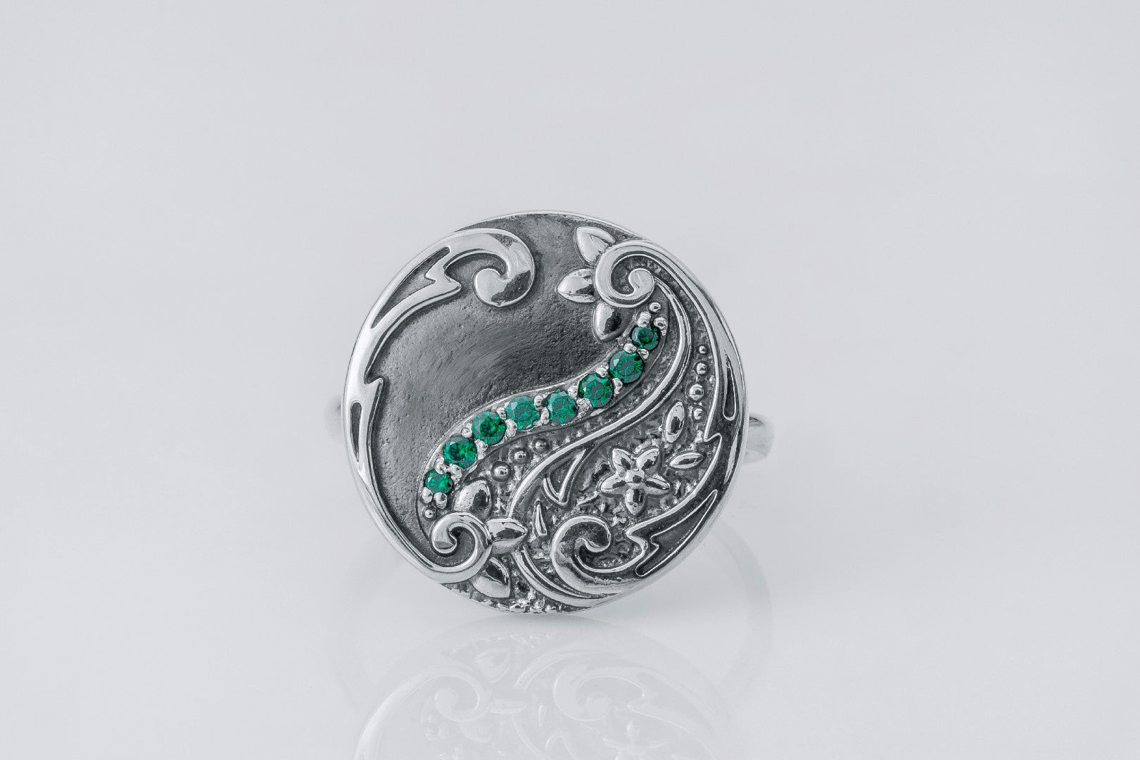 Round Paisley Ornament Ring with Green Gems, 925 Silver - vikingworkshop