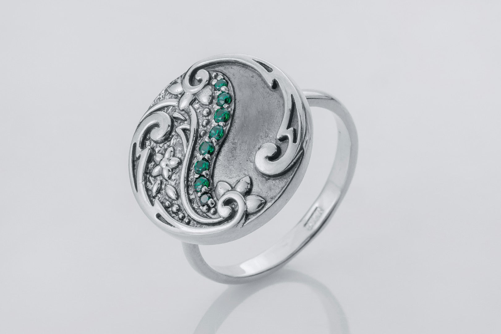 Round Paisley Ornament Ring with Green Gems, 925 Silver - vikingworkshop