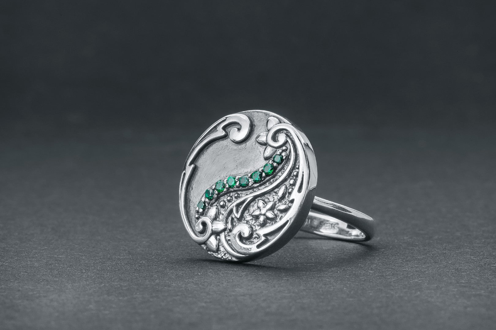 Round Paisley Ornament Ring with Green Gems, 925 Silver - vikingworkshop