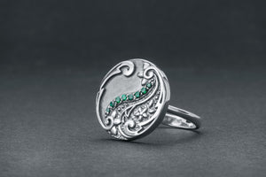 Round Paisley Ornament Ring with Green Gems, 925 Silver - vikingworkshop