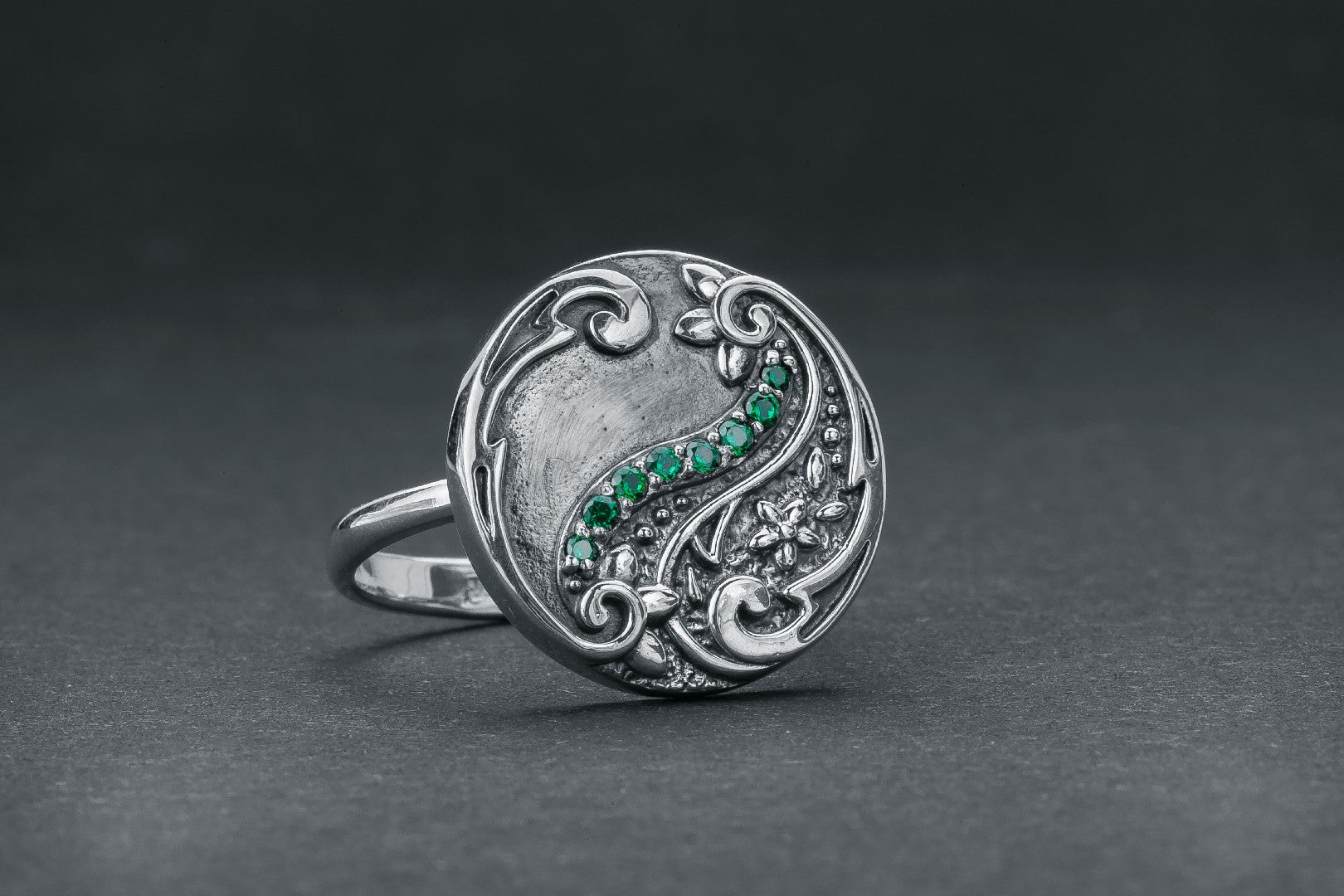 Round Paisley Ornament Ring with Green Gems, 925 Silver - vikingworkshop