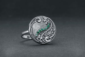 Round Paisley Ornament Ring with Green Gems, 925 Silver - vikingworkshop