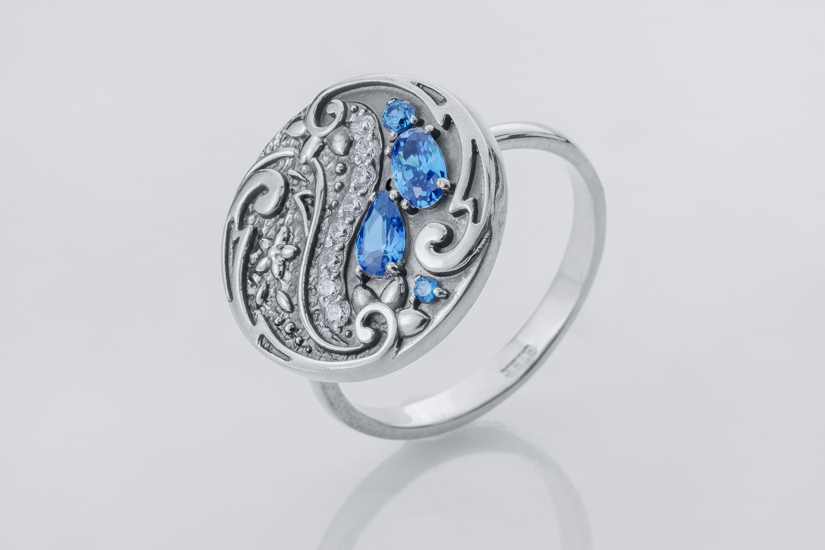 Round Paisley Ornament Leaves Ring with Blue Gems, 925 Silver - vikingworkshop