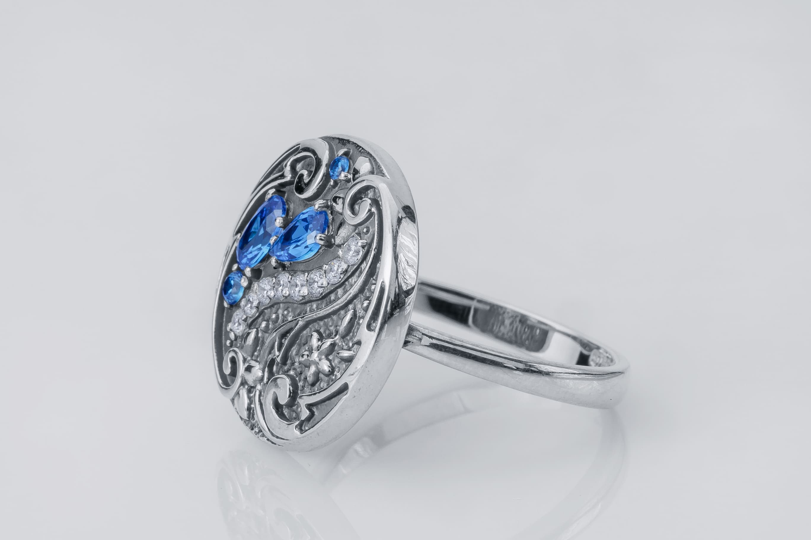 Round Paisley Ornament Leaves Ring with Blue Gems, 925 Silver - vikingworkshop