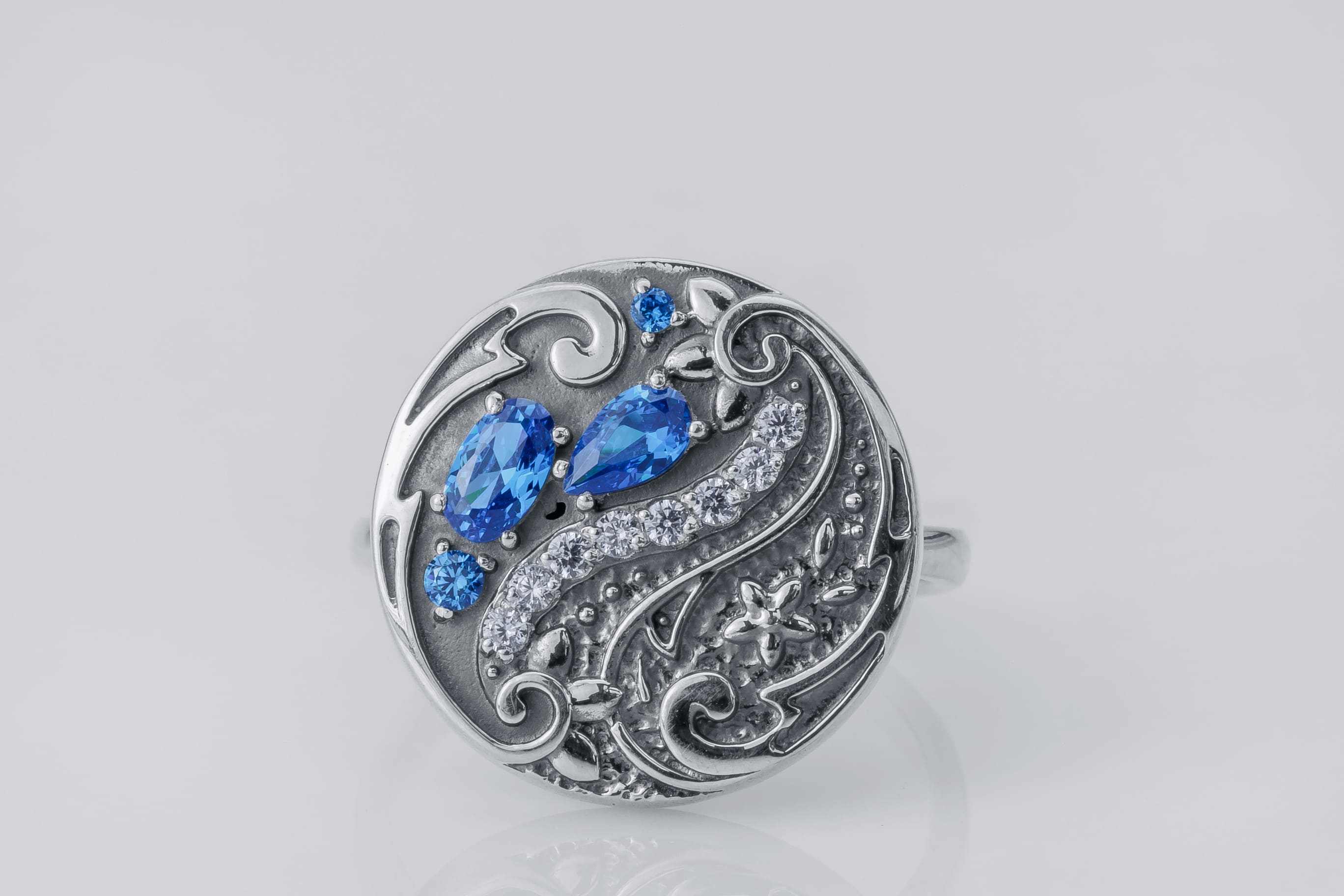 Round Paisley Ornament Leaves Ring with Blue Gems, 925 Silver - vikingworkshop