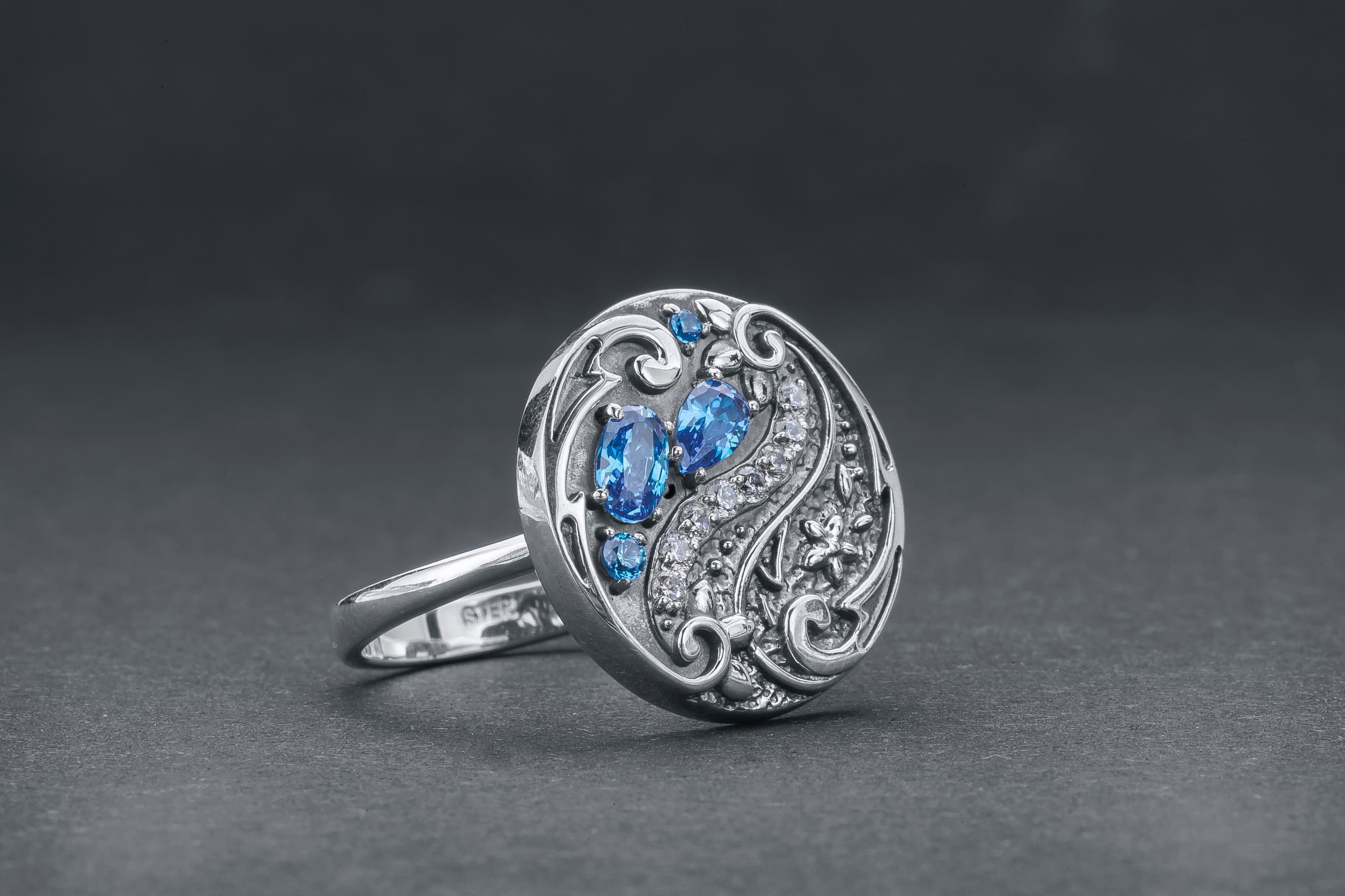 Round Paisley Ornament Leaves Ring with Blue Gems, 925 Silver - vikingworkshop