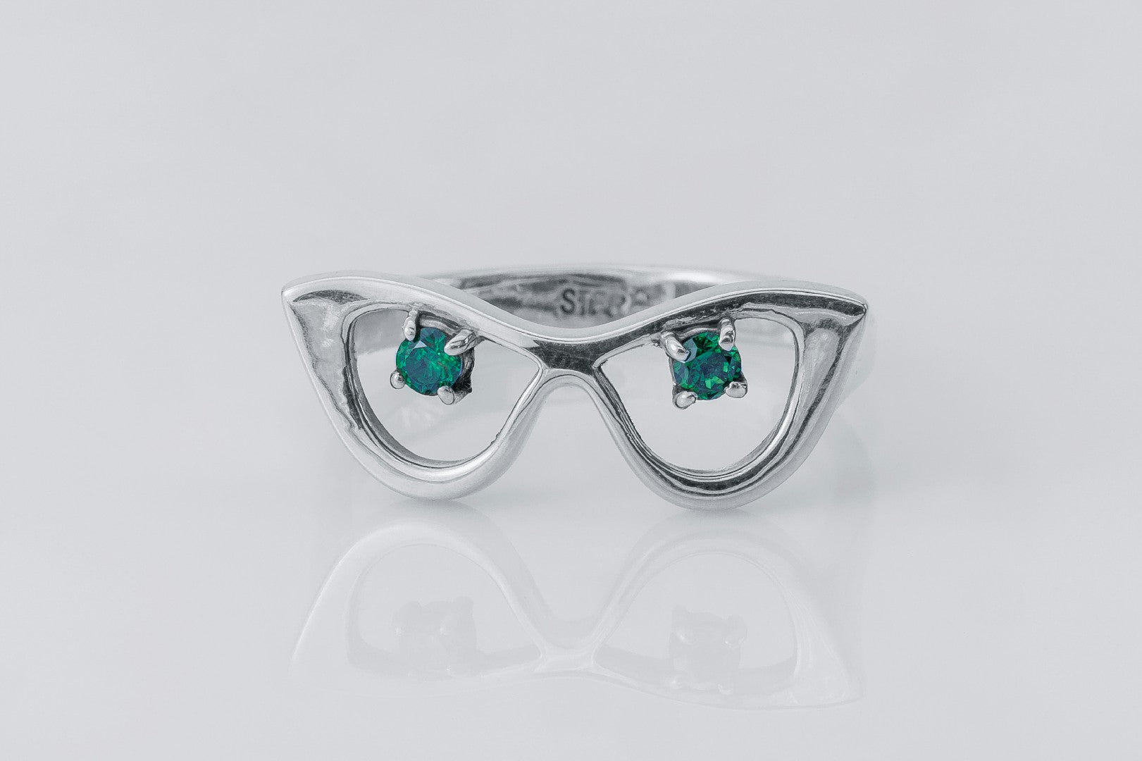 Elegant Glasses-Ring with Green Gems