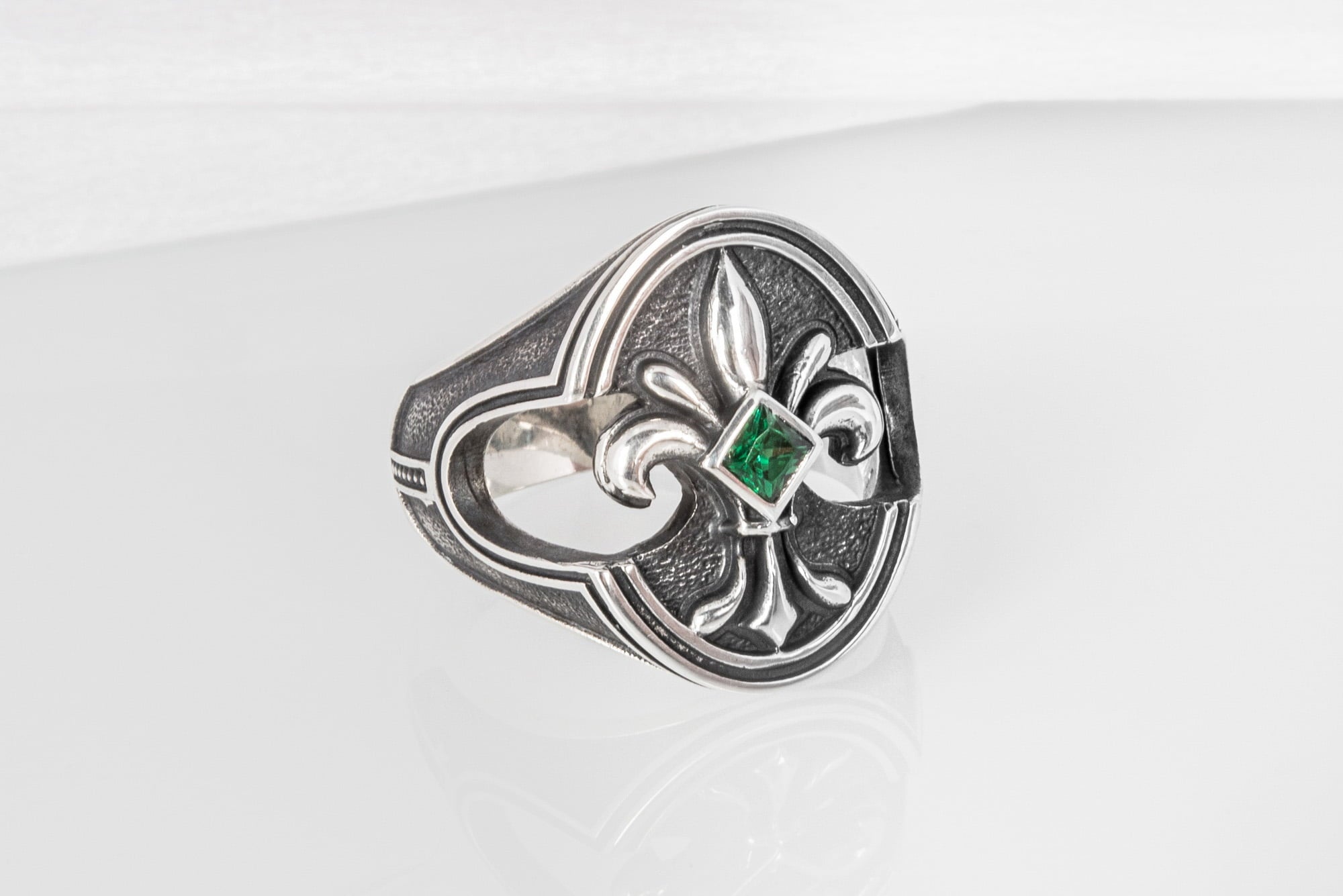 925 Silver fashion Ring with Fleur-de-lis, the Heraldic lily and Green Gem, Unique Handmade Jewelry - vikingworkshop