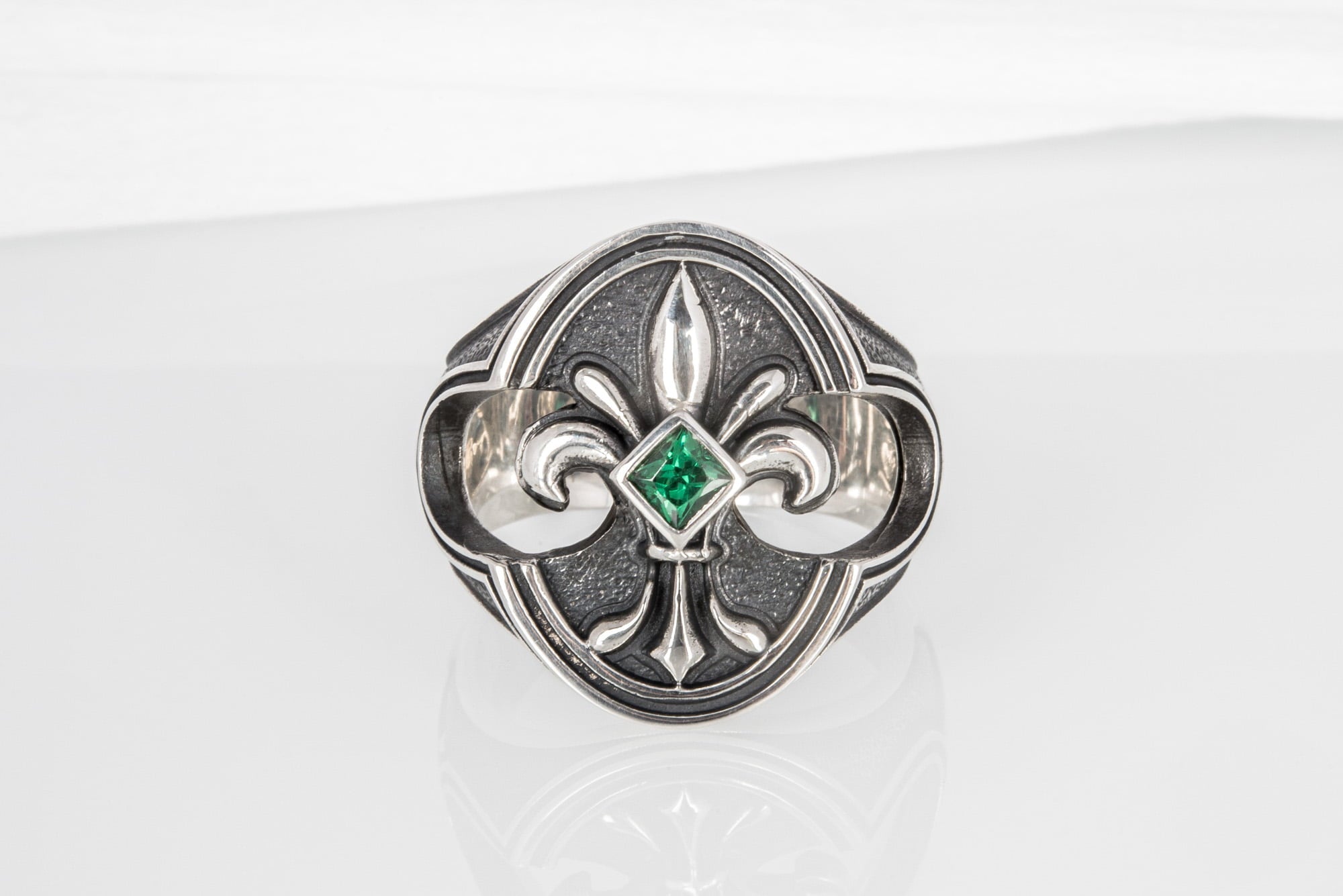 925 Silver fashion Ring with Fleur-de-lis, the Heraldic lily and Green Gem, Unique Handmade Jewelry - vikingworkshop