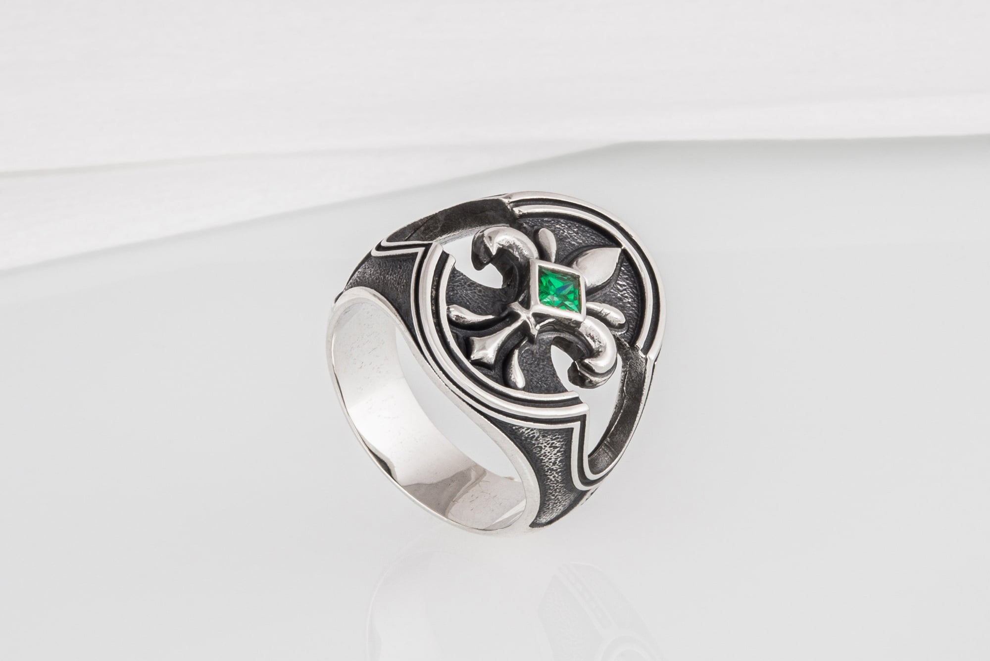 925 Silver fashion Ring with Fleur-de-lis, the Heraldic lily and Green Gem, Unique Handmade Jewelry - vikingworkshop