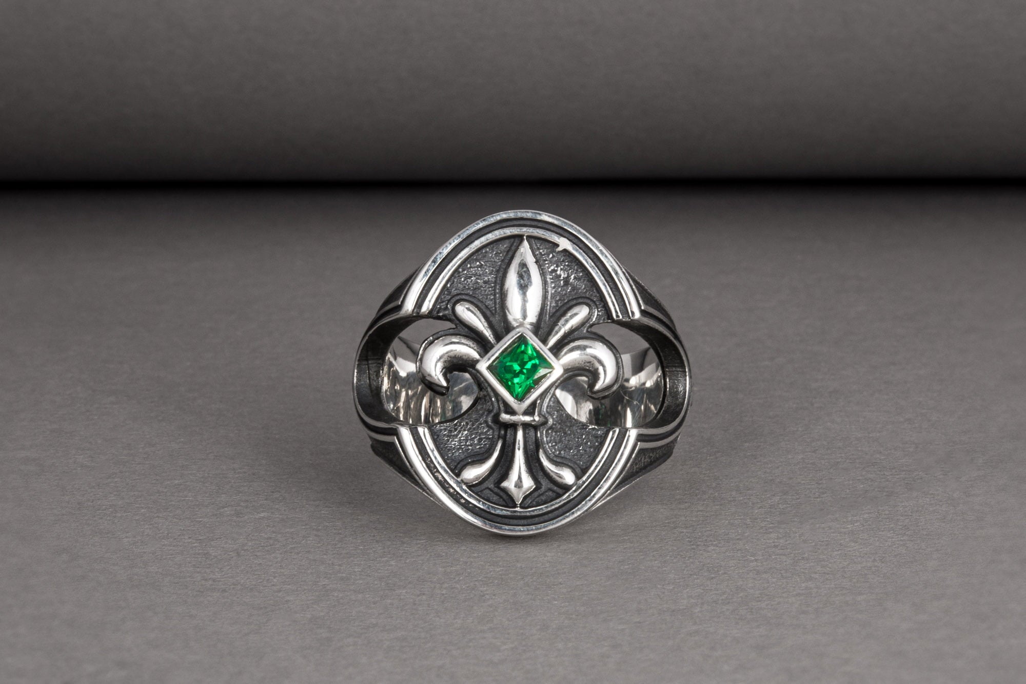 925 Silver fashion Ring with Fleur-de-lis, the Heraldic lily and Green Gem, Unique Handmade Jewelry - vikingworkshop