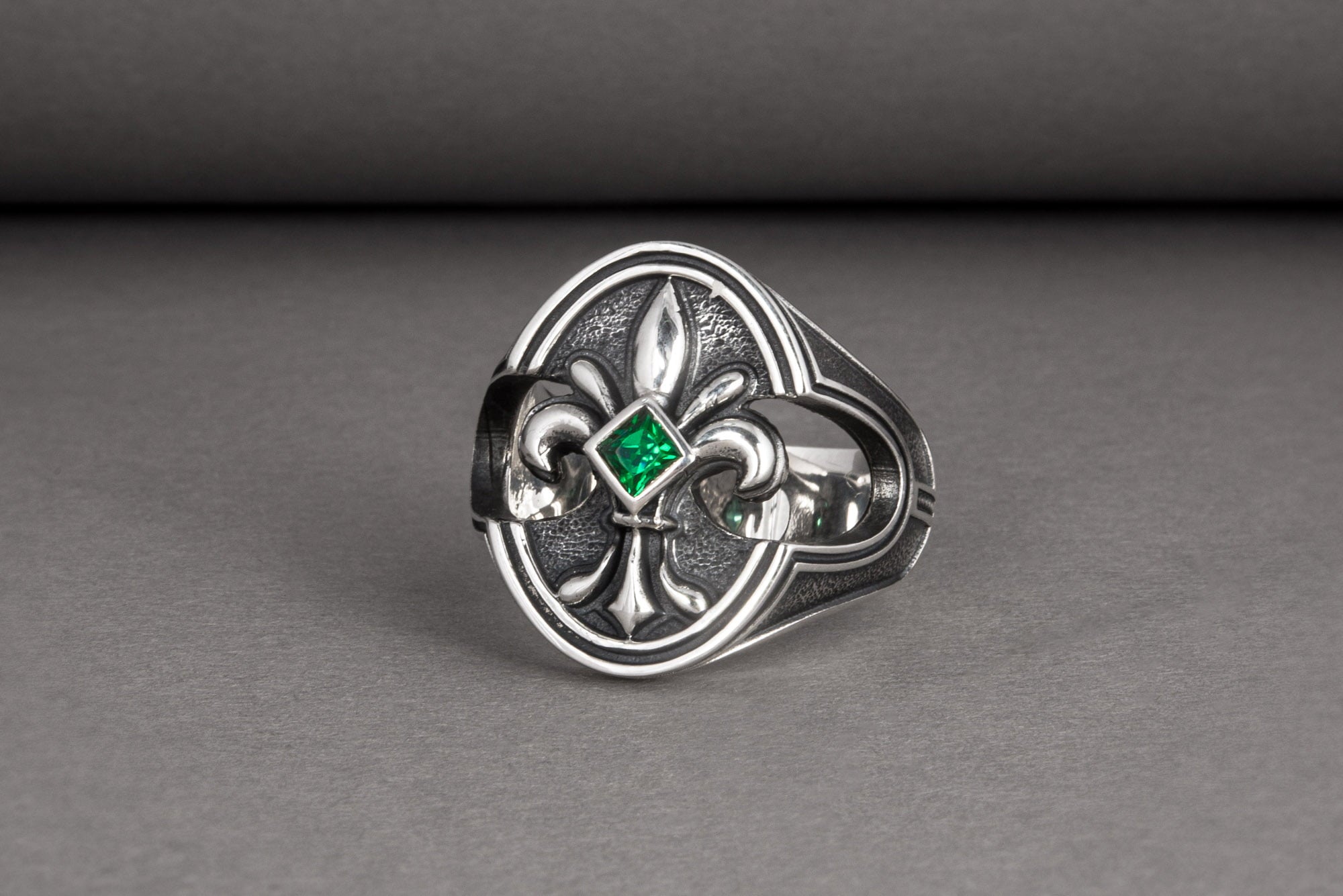 925 Silver fashion Ring with Fleur-de-lis, the Heraldic lily and Green Gem, Unique Handmade Jewelry - vikingworkshop