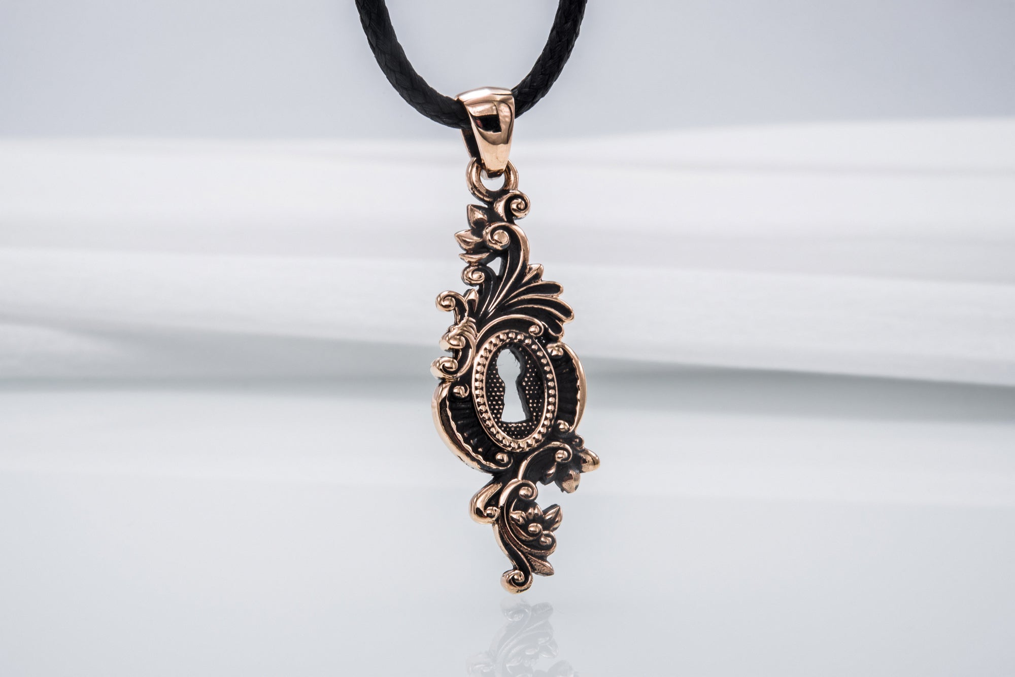 Keyhole Pendant with Leaves Ornament Bronze Jewelry - vikingworkshop