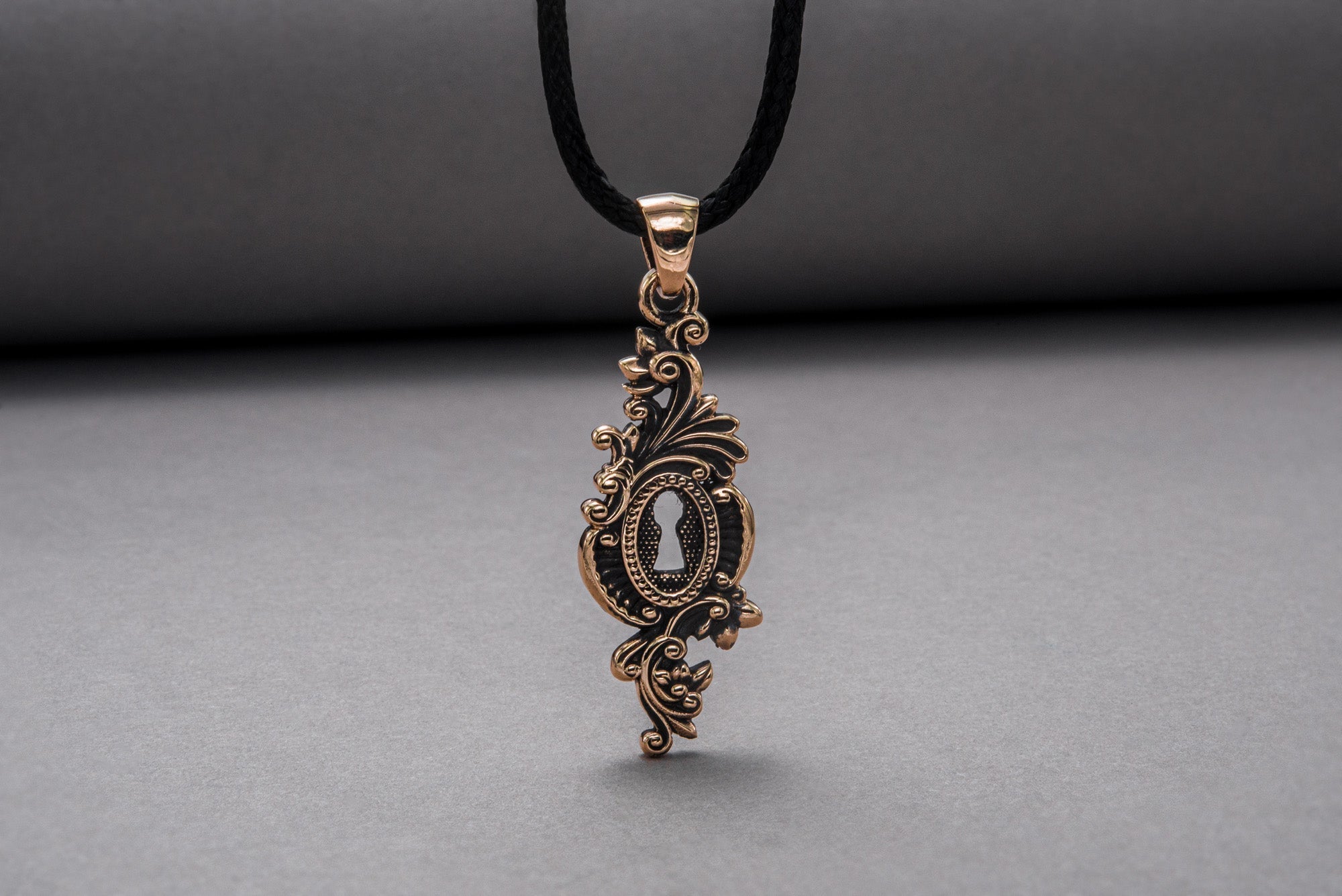 Keyhole Pendant with Leaves Ornament Bronze Jewelry - vikingworkshop