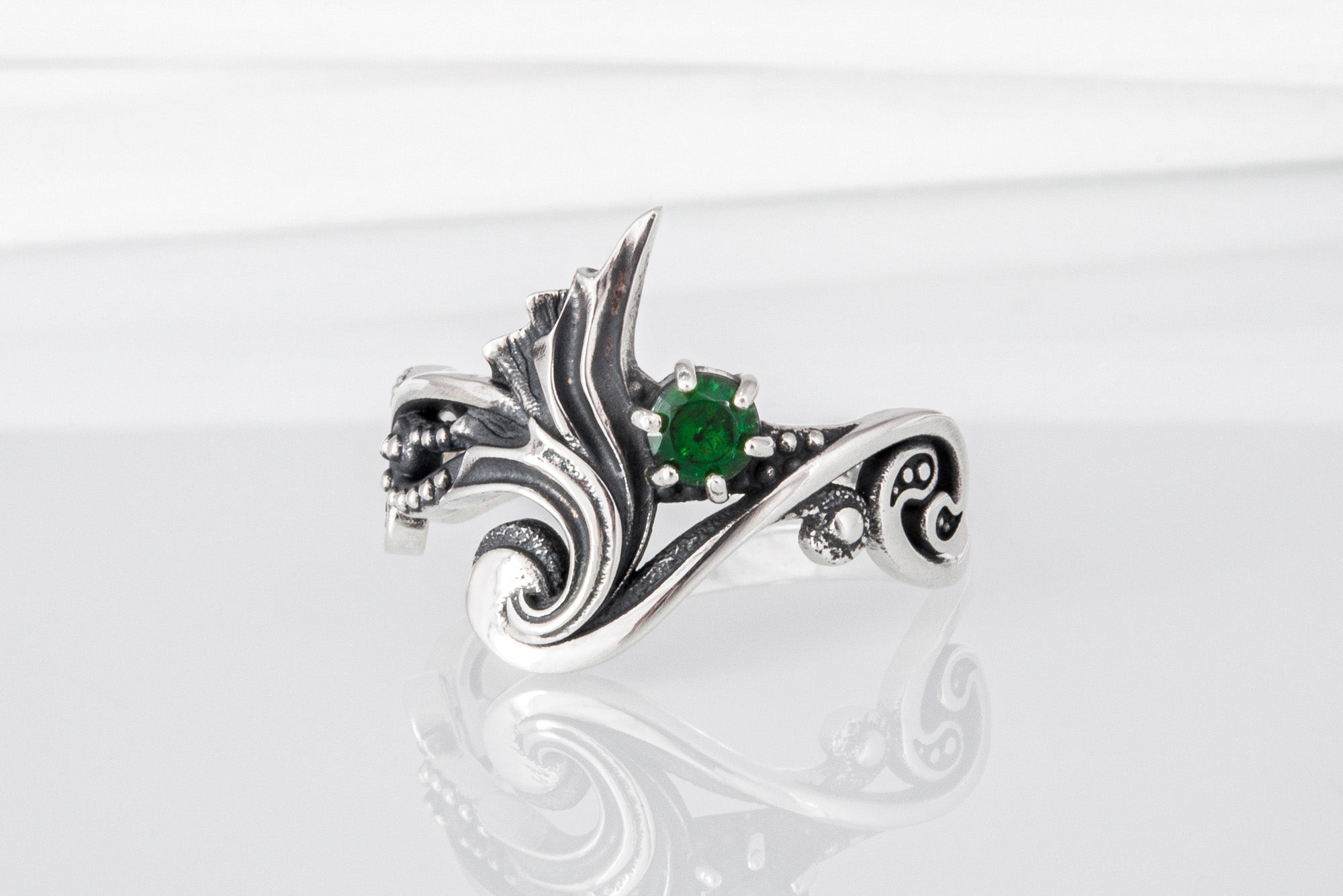 925 Silver Modern Art Ring with Green Gem, Handmade Fashion Jewelry - vikingworkshop