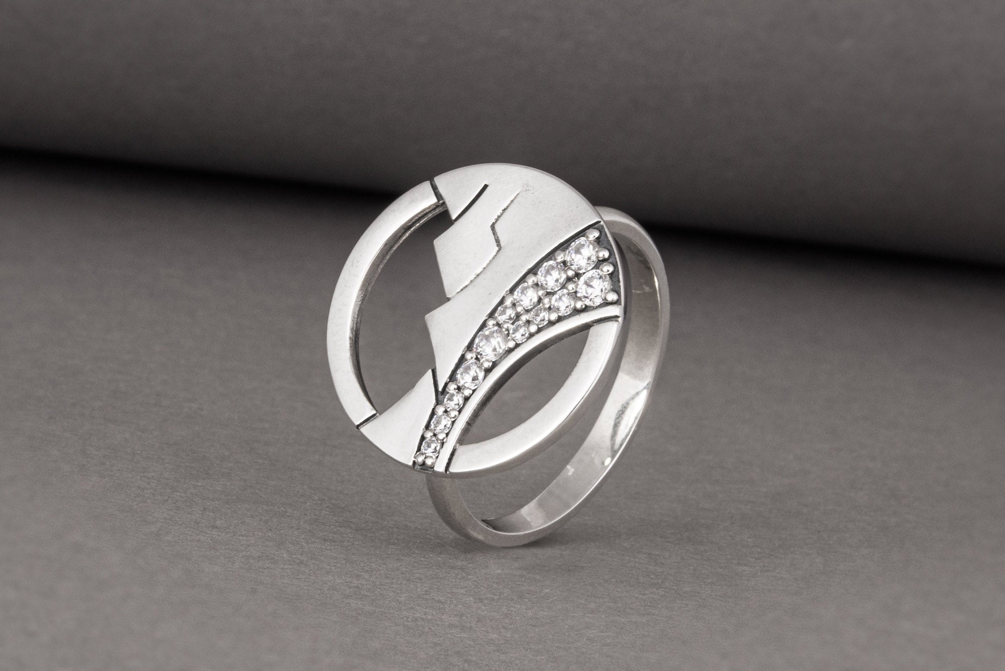 Minimalistic Round 925 Silver Ring with Mountains and Gems, Unique Fashion Jewelry - vikingworkshop