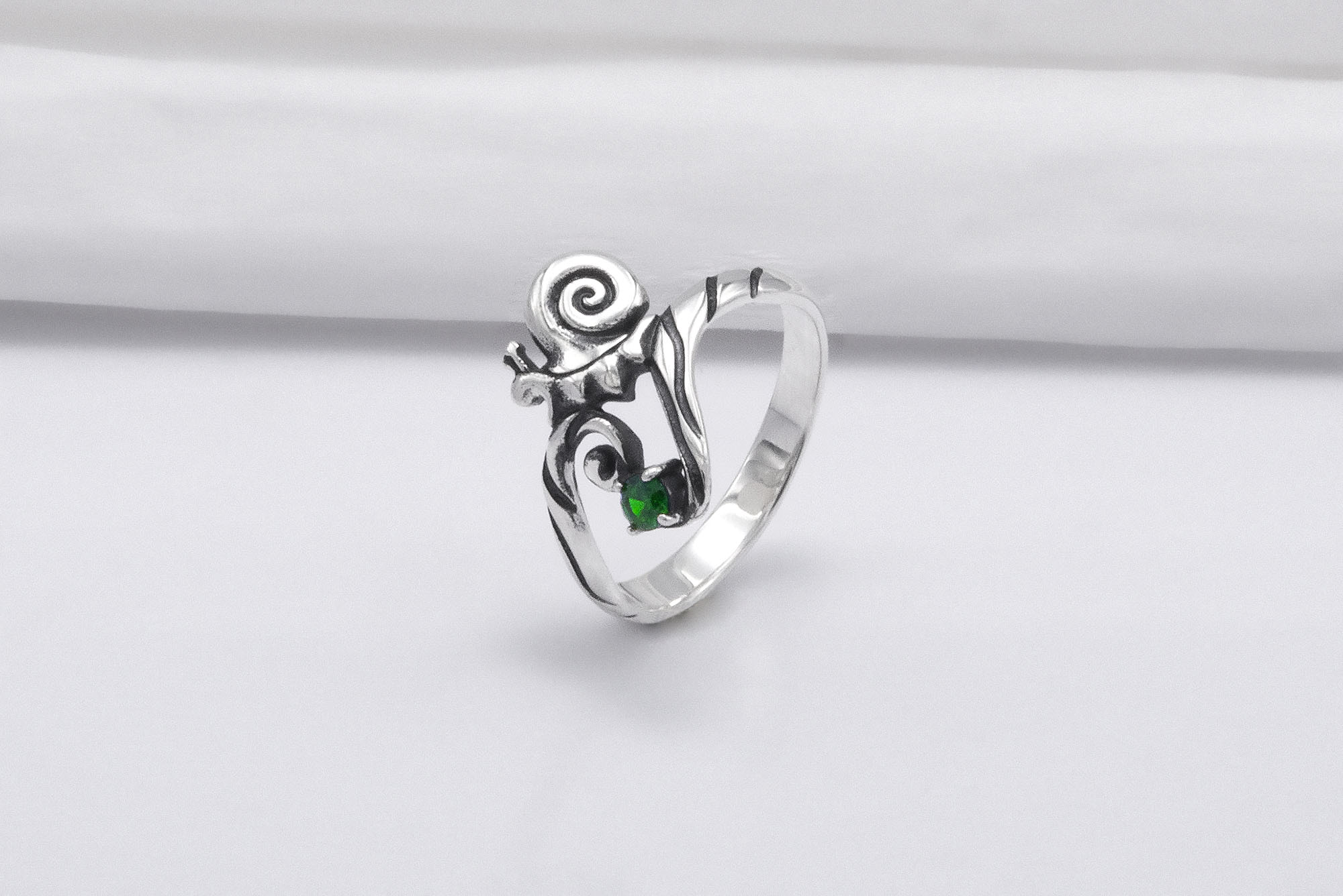 925 Silver Snail Ring with Green Gem, Unique Classic Jewelry - vikingworkshop