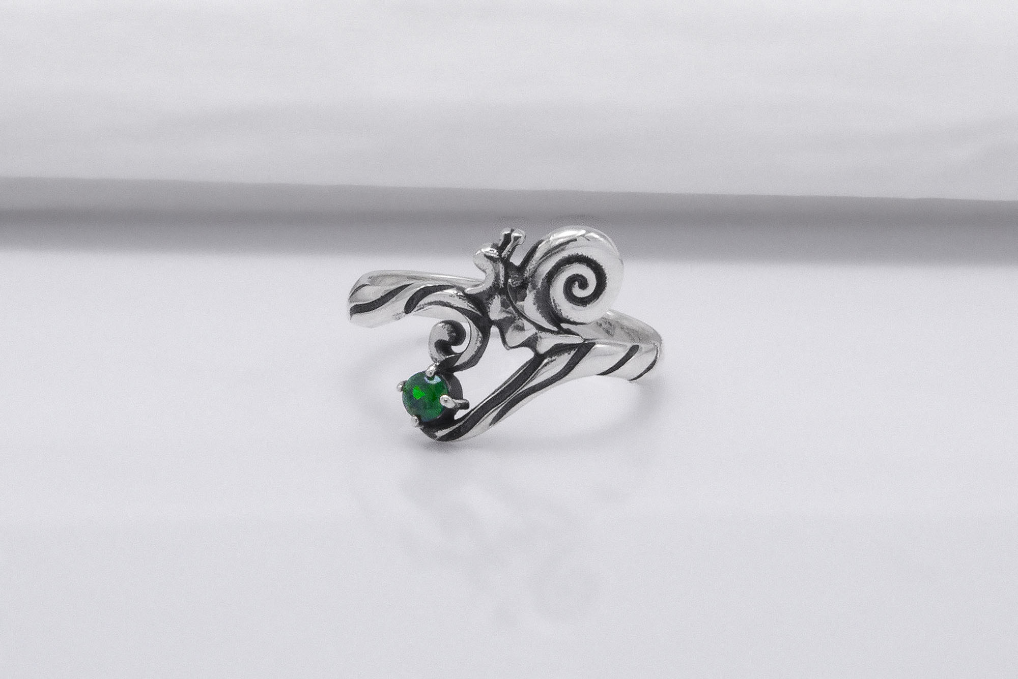 925 Silver Snail Ring with Green Gem, Unique Classic Jewelry - vikingworkshop