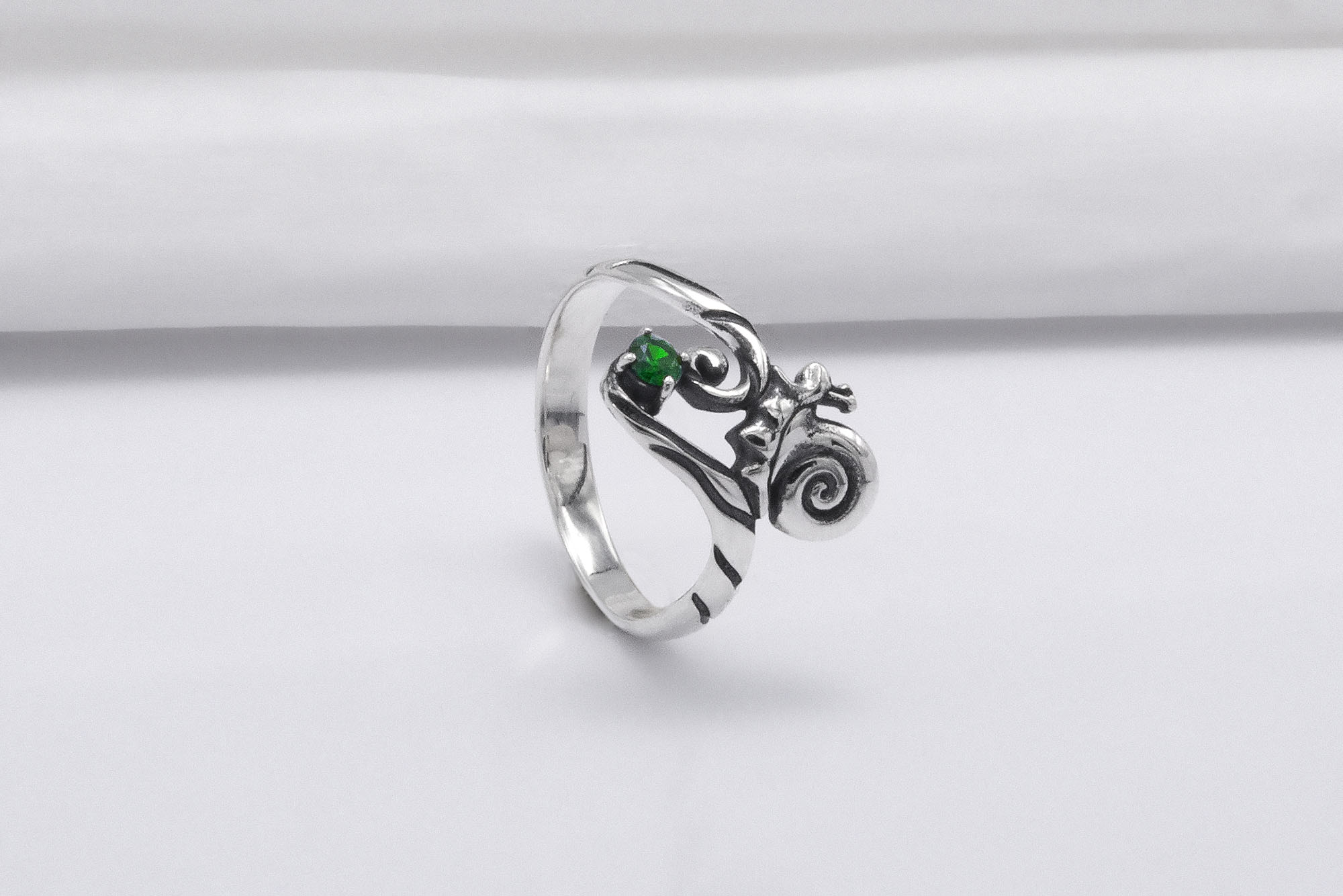 925 Silver Snail Ring with Green Gem, Unique Classic Jewelry - vikingworkshop